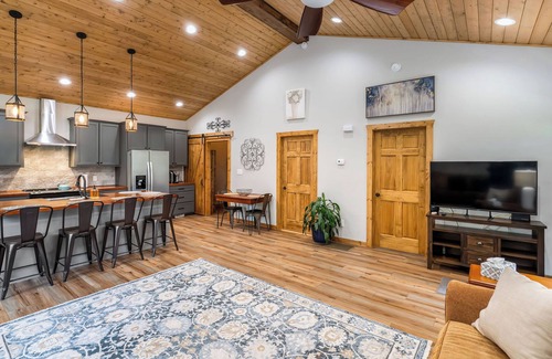 Moravian Falls Cabin | Cabin 4, the delightful Happy Cabin in the heart of Moravian Falls, NC