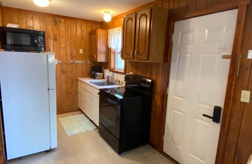 Hines Apartment | Cabin 5 Family Friendly Resort