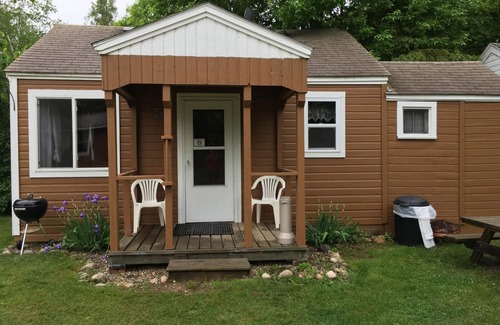 Hines Apartment | Cabin 5 Family Friendly Resort