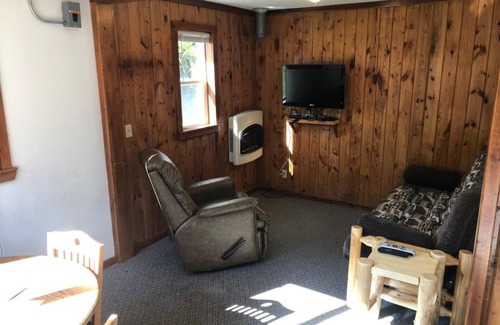 Hines Apartment | Cabin 5 Family Friendly Resort