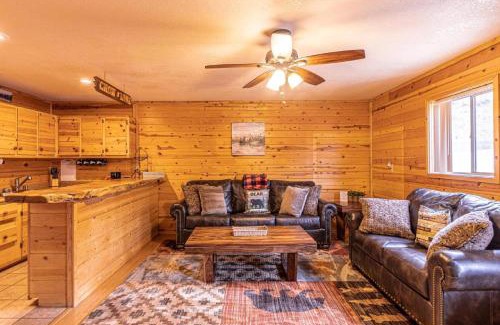 Christopher Creek Ski Chalet | Cabin #6 Bobcat Bunkhouse - Pet Friendly - King Bed - Sleeps 4