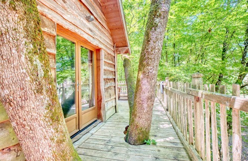 Monsac Cabin | Cabin 'Amicie' with Private Terrace, Shared Garden and Balcony