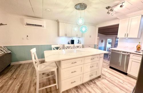 Spring Hill House | Cabin by the Sea - Waterfront Direct Gulf Access- Pontoon Boat Rental On Site or Bring Your Boat- Paddlecraft included