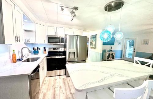 Spring Hill House | Cabin by the Sea - Waterfront Direct Gulf Access- Pontoon Boat Rental On Site or Bring Your Boat- Paddlecraft included