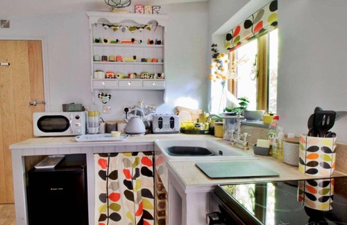 Romsey House | Cabin in New Forest with Private Woodland