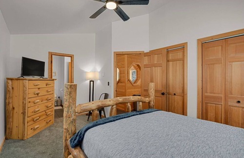Spring Valley Cabin | Cabin in the Trees*Hot tub*Private