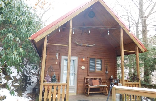 Ashfield Cabin | Cabin In the Trees In historic Jim Thorpe, on the side of Flagstaff Mountain