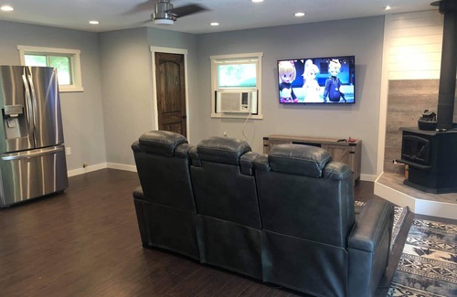 Canton Cabin | Cabin in the woods with a hot tub