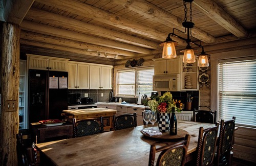 Inman House | Cabin Lodge on Lake Bowen w/lake access