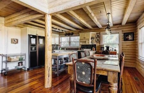 Inman House | Cabin Lodge on Lake Bowen w/lake access