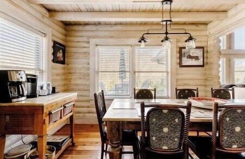 Inman House | Cabin Lodge on Lake Bowen w/lake access
