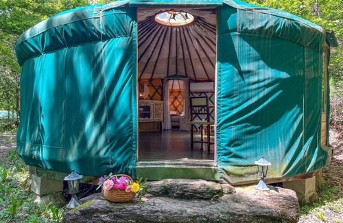 Chataigneraie Cantalienne House | Cabin 'Love Yourte Avec Hammam' with Private Terrace, Shared Garden and Air Conditioning