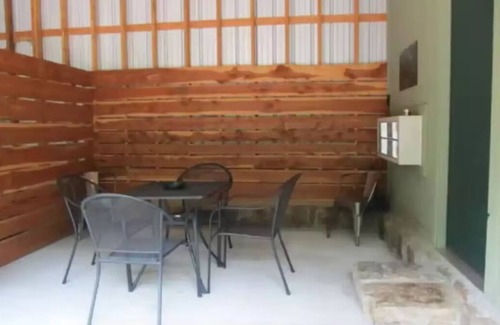 Ozark Cabin | Cabin near OHV/ATV trailheads and the Mulberry River at Cass Arkansas. Save 10% per day when booked 5 days or more.