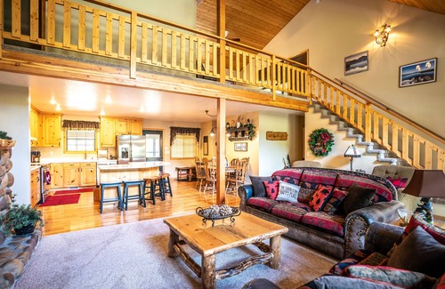 Kamas Cabin | Cabin Near Park City & Mirror Lake -Sleeps 15-Hot Tub-Arcade-Putting Green
