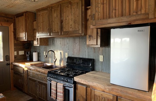 Junction City Cabin | Cabin on Four-Acre Pond