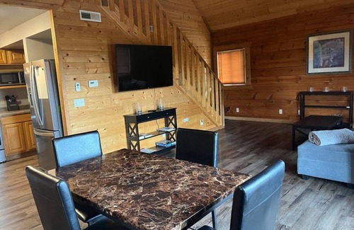 Warrens Condo | Cabin Retreat near Three Bearsnn