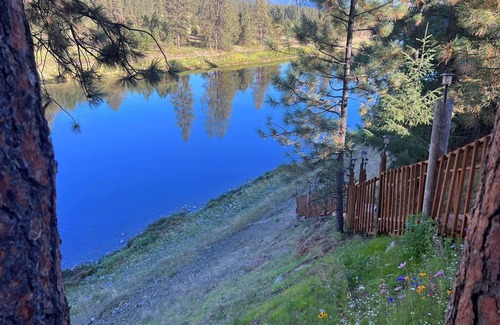 Riverbend Cabin | Cabin, river access, rafts, 1 bedroom and Wi-Fi, AC, Satellite T.V., Kitchen.