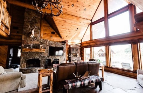Graham Cabin | Cabin: Sleeps-6, Pool/Outdoor Entertainment Area