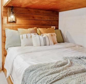 Legazpi Village Apartment | CABIN STUDIO in KL TOWER, Greenbelt, Makati! Max Capacity 6 pax!