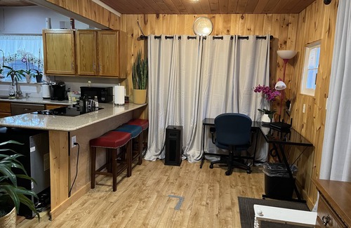 Lansing Apartment | Cabin style near MSU, sparrow, and freeway