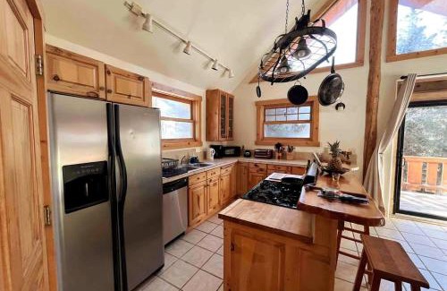 Minturn House | Cabin-Style Ski Home in Minturn with Private Deck