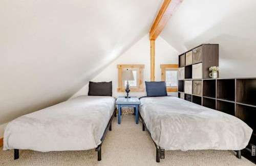 Minturn House | Cabin-Style Ski Home in Minturn with Private Deck