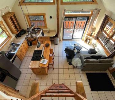 Minturn House | Cabin-Style Ski Home in Minturn with Private Deck