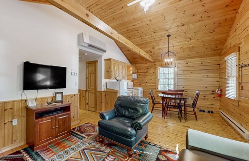 Northport Cabin | Cabin surrounded in nature walks, equipped with kitchen, fireplace, AC