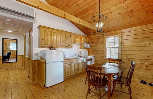 Northport Cabin | Cabin surrounded in nature walks, equipped with kitchen, fireplace, AC