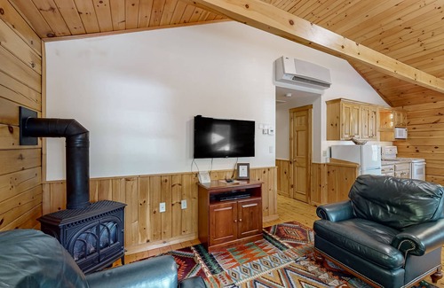Northport Cabin | Cabin surrounded in nature walks, equipped with kitchen, fireplace, AC