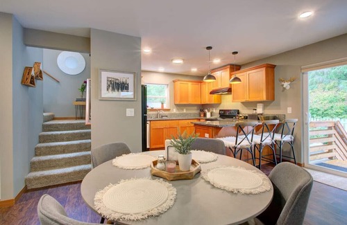 Warnick Cabin | Cabin w/Hot Tub, Fire Pit, Fenced Yard, Generator
