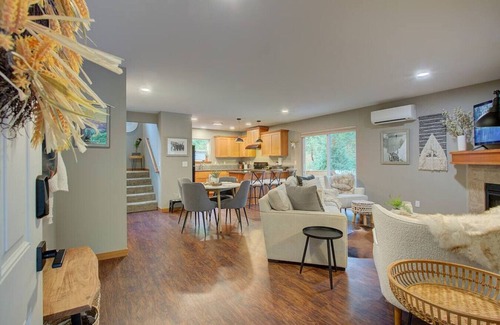 Warnick Cabin | Cabin w/Hot Tub, Fire Pit, Fenced Yard, Generator