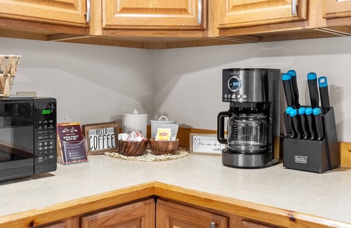 Thornton Cabin | Cabin W/Private Hot tub,PetFriendly, Fire pit 10min Loon mtn & owls Nest Resort