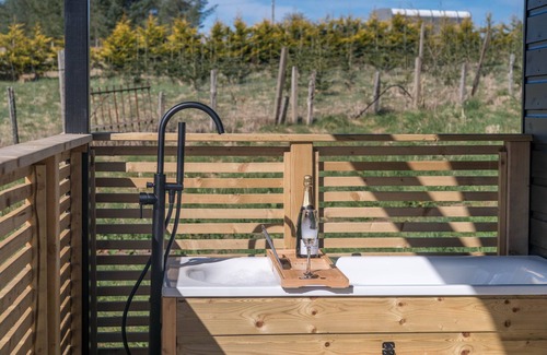 Balfron Cabin | Cabin, with deck and outside bath in woodlands