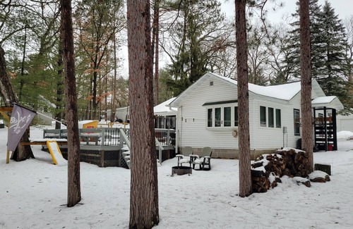 Coloma Cabin | Cabin with lake access, relaxation in the pines