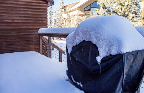 Spring Valley Cabin | Cabin with private hot tub, lake and mountain views, large deck