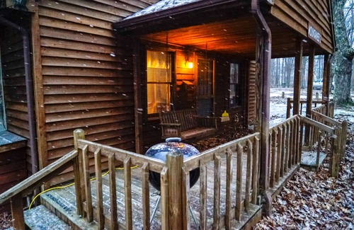 Ansted Cabin | Cabins close to NR Gorge with hot tub & fireplace at best area prices