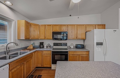 Berkeley Springs House | Cacapon Connected - wifi, fire pit, deck, king bed, game room, nearby golf