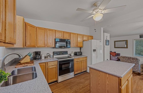 Berkeley Springs House | Cacapon Connected - wifi, fire pit, deck, king bed, game room, nearby golf
