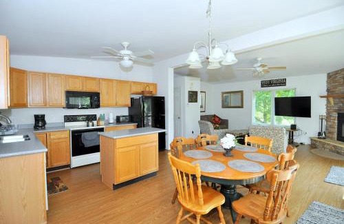 Berkeley Springs House | Cacapon Connected - Wifi, Fire Pit, Game Room, King Bed, Deck, Grill, Fireplace, Pet Friendly, Garage for mountain bike storage