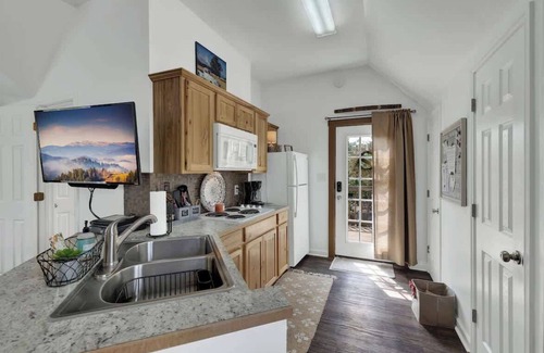 Fredericksburg House | Cactus Flower Treehouse-pet Friendly-hill Country Views!