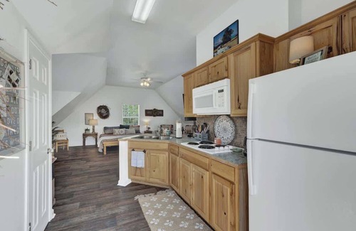 Fredericksburg House | Cactus Flower Treehouse-pet Friendly-hill Country Views!