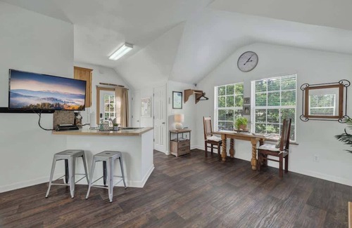 Fredericksburg House | Cactus Flower Treehouse-pet Friendly-hill Country Views!