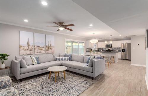 Paradise Valley Village House | Cactus Glen Free Htd Pool GameRoom Cabana Bar