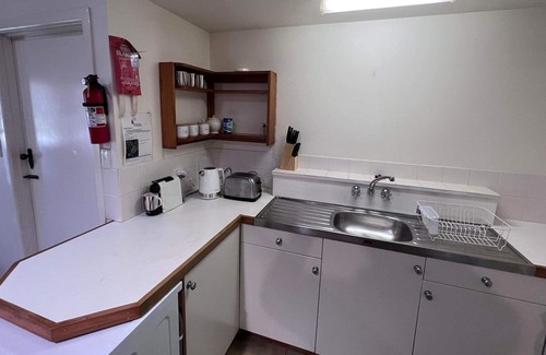 Burnt Pine Cottage | Cadel’s Cottage 5min walk to the supermarket & shopping, 4 minutes to the beach