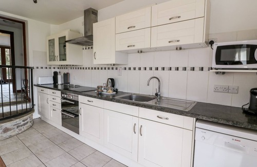 Battle House | CAECRWN, pet friendly, luxury holiday cottage, with hot tub in Brecon
