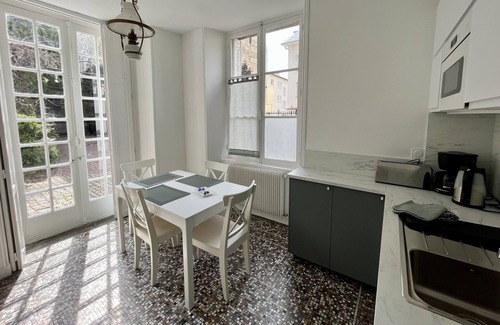 Quartier du chateau Apartment | Caen old town center, secure parking! Charming cottage with terrace & Garden.