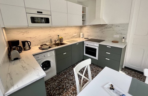 Quartier du chateau Apartment | Caen old town center, secure parking! Charming cottage with terrace & Garden.