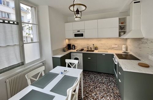Quartier du chateau Apartment | Caen old town center, secure parking! Charming cottage with terrace & Garden.