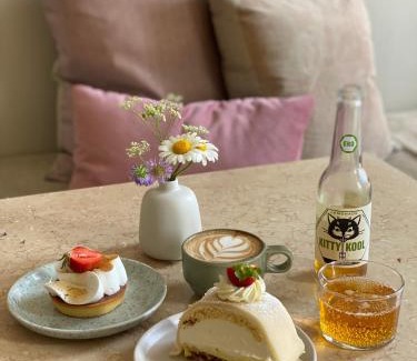 Ronneby House | Café Mandeltårtan B&B VillaFloraViola